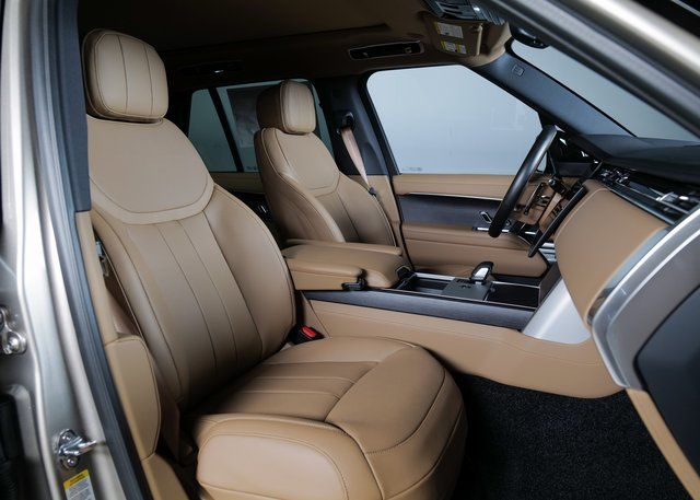 2025 Land Rover Range Rover SE photo 3