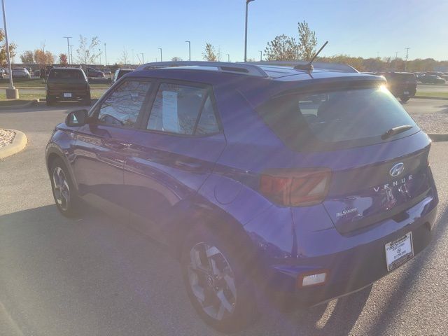 2024 Hyundai Venue Limited photo 2