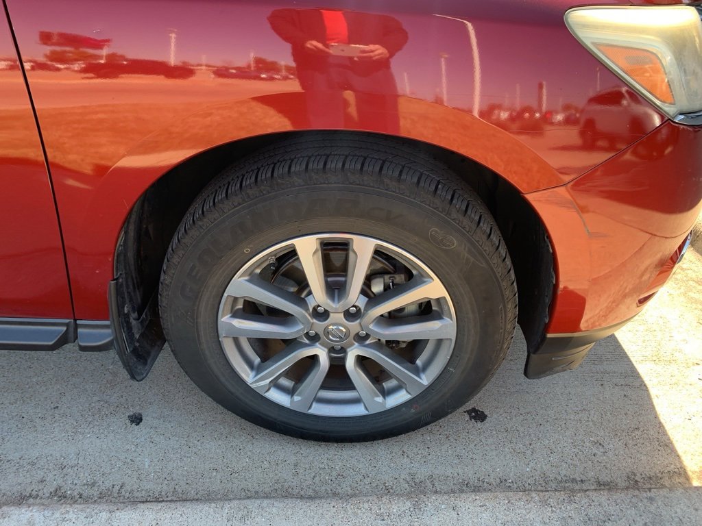 2015 Nissan Pathfinder SV photo 2