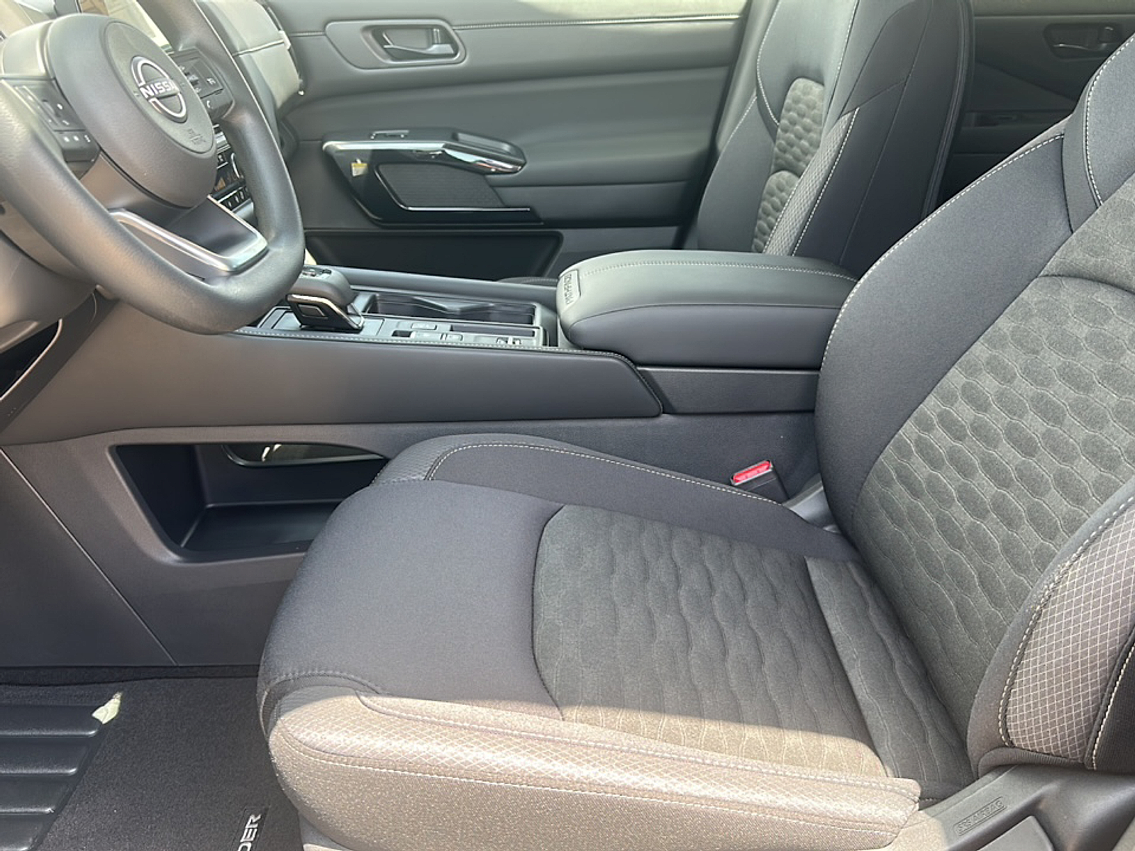 2025 Nissan Pathfinder S photo 2