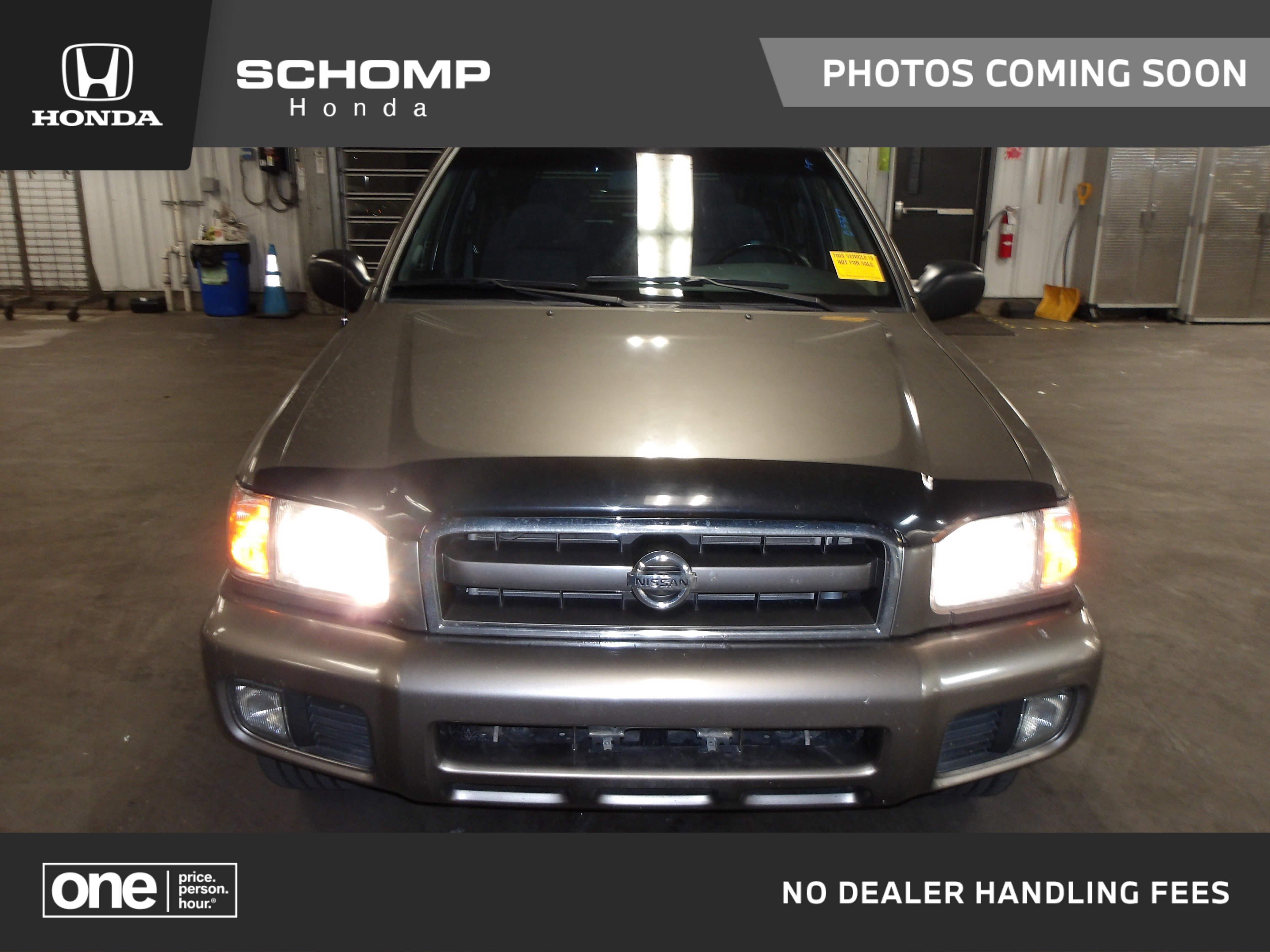 2002 Nissan Pathfinder SE's photo