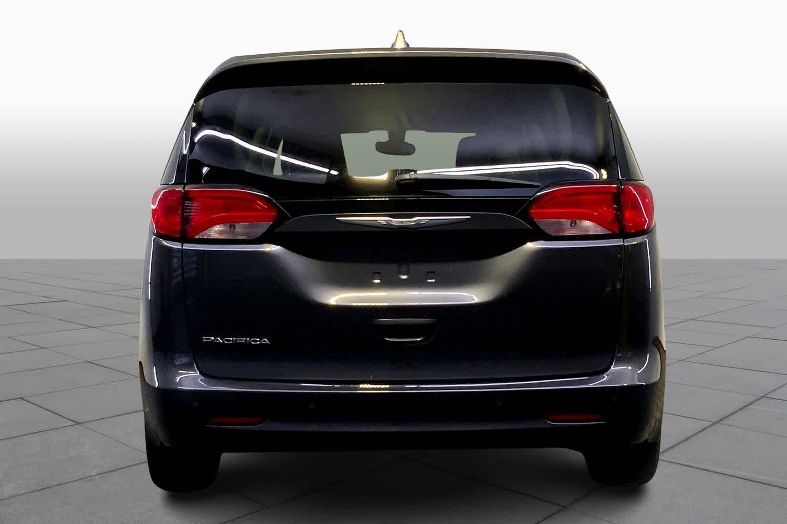 2017 Chrysler Pacifica Touring photo 4