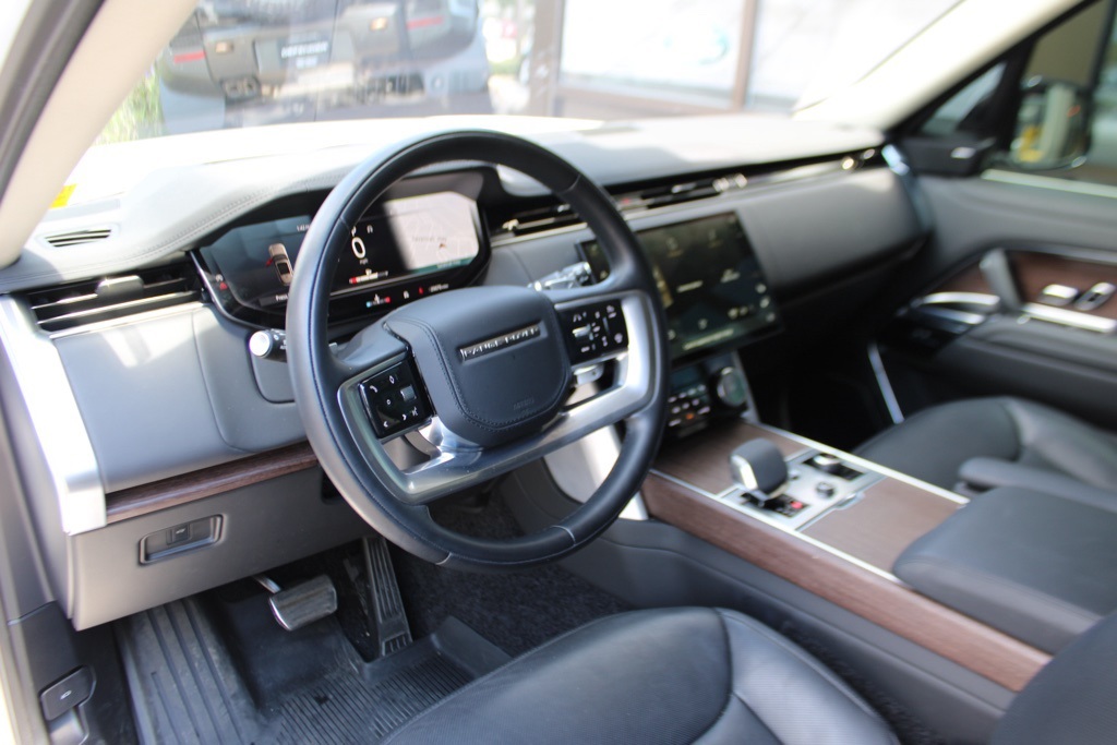 2023 Land Rover Range Rover SE photo 4