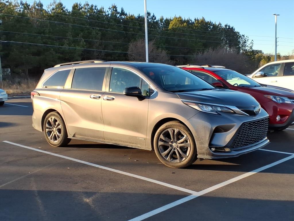 2021 Toyota Sienna XSE's photo