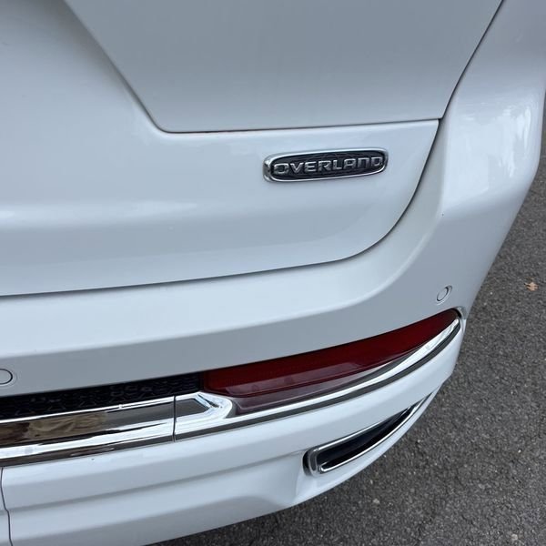 2024 Jeep Grand Cherokee Overland photo 3