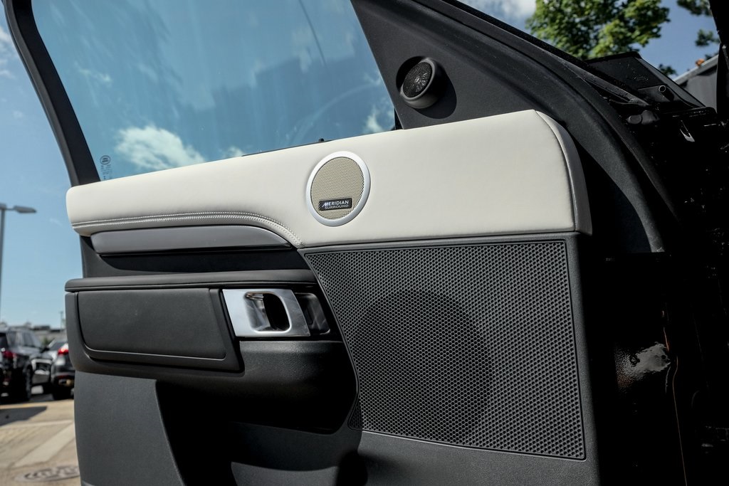 2025 Land Rover Discovery Metropolitan Edition photo 7