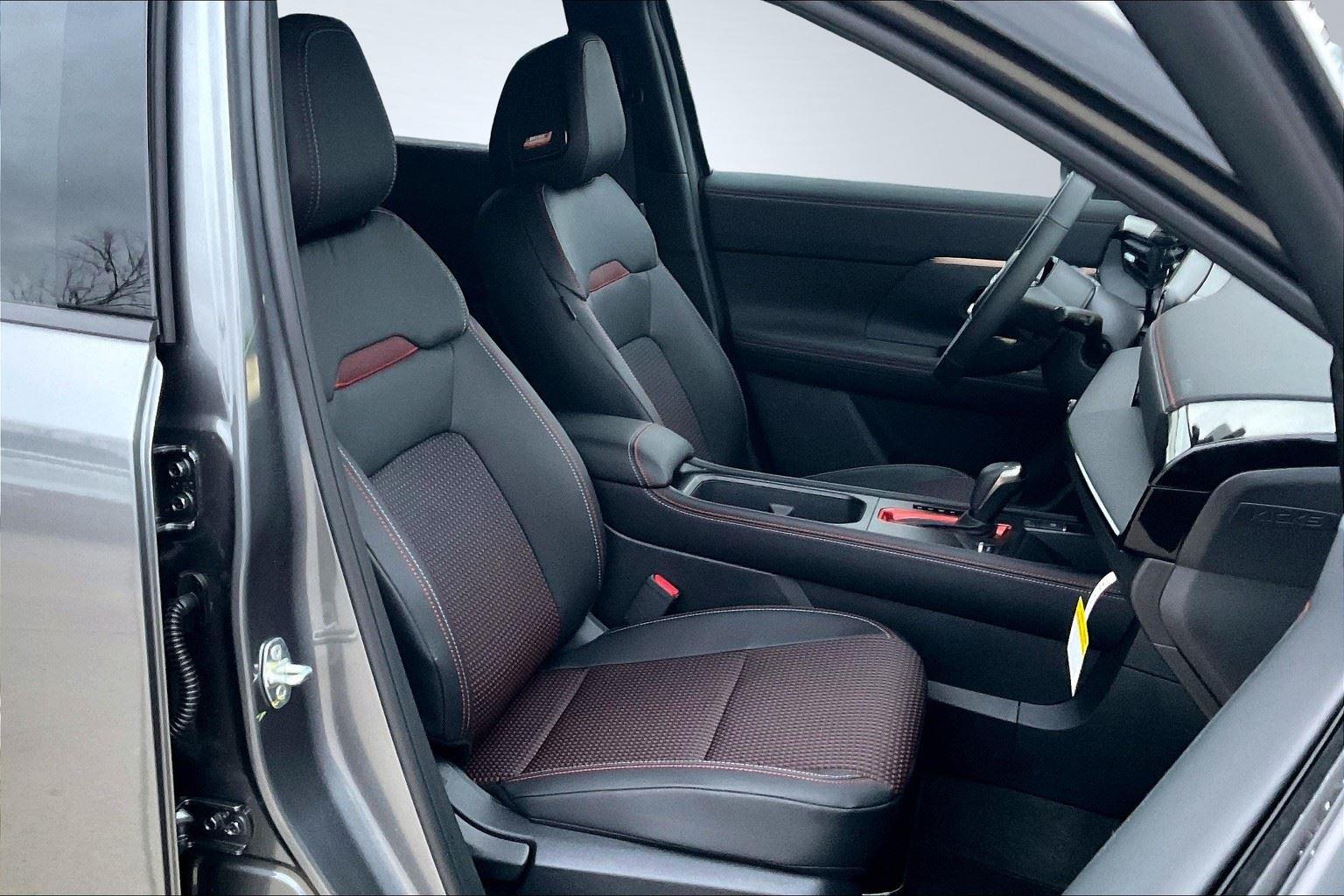2025 Nissan Kicks SR photo 9