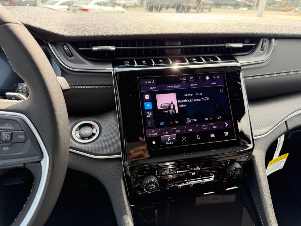 2025 Jeep Grand Cherokee Altitude photo 15