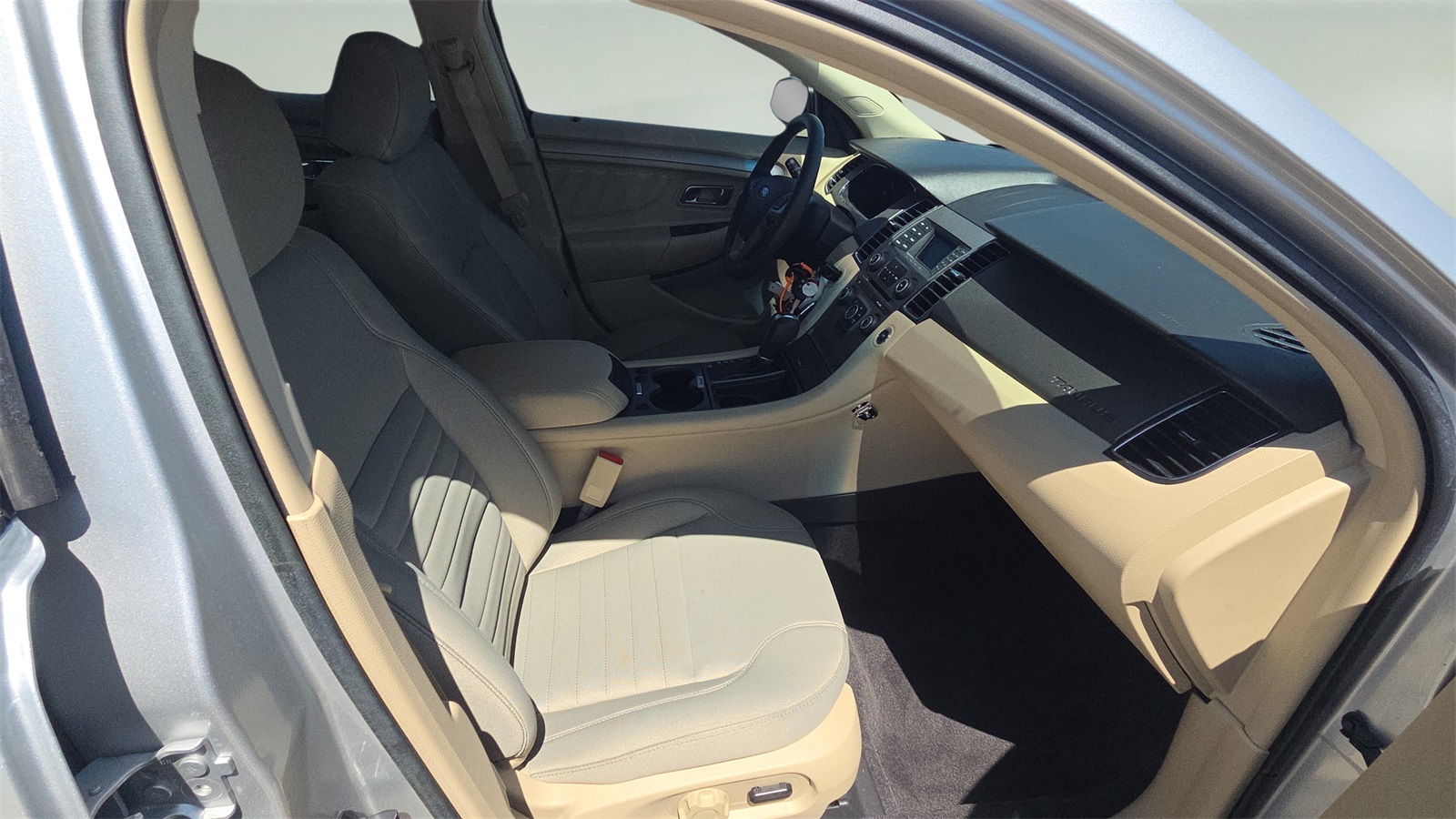 2018 Ford Taurus SE photo 21