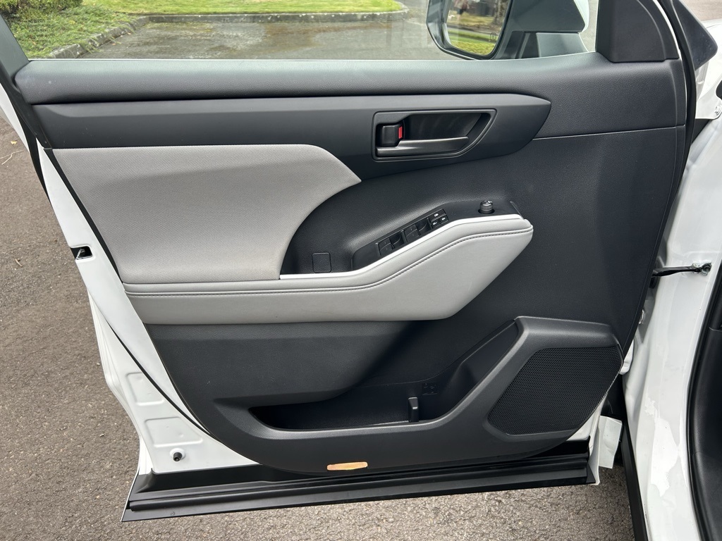 2023 Toyota Highlander Hybrid LE photo 4
