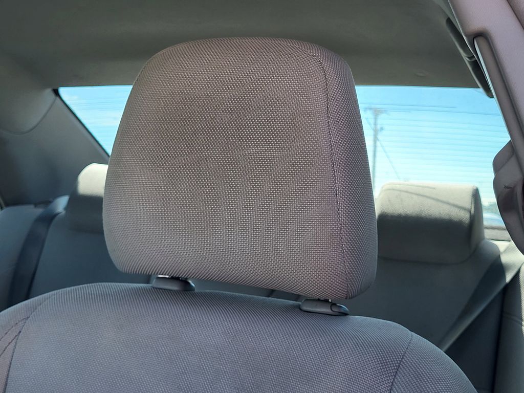 2016 Toyota Camry LE photo 12
