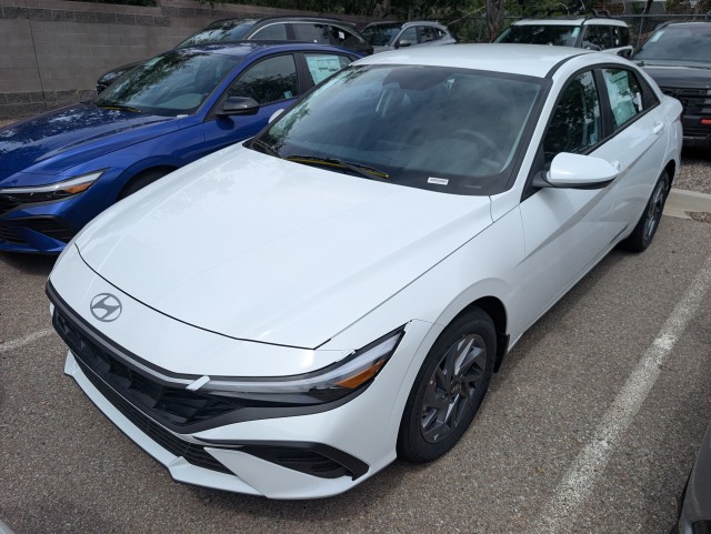 New 2025 SERENITY WHITE / BLACK Hyundai Blue image 1