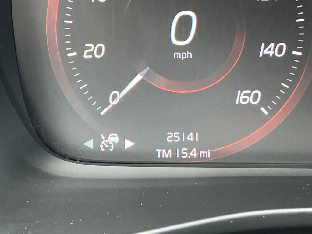 2021 Volvo XC40 R-Design photo 4