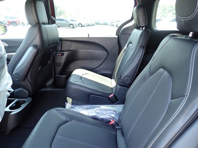 2025 Chrysler Pacifica photo 10