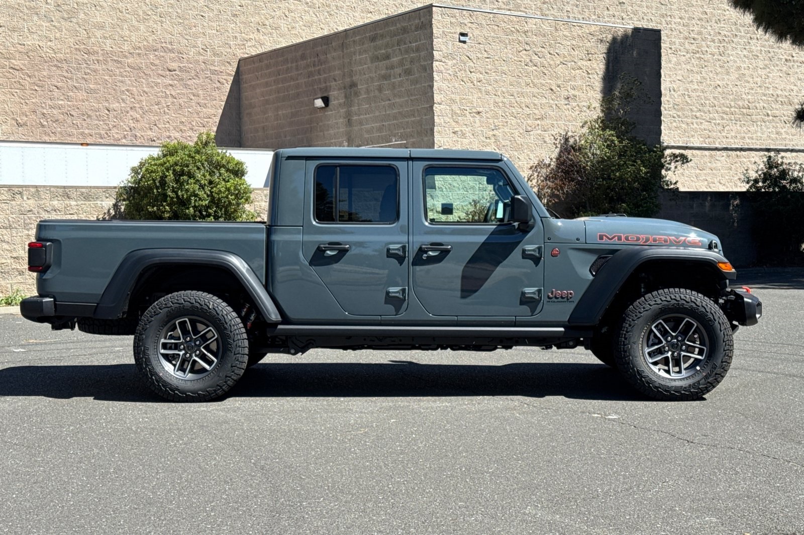 2025 Jeep Gladiator Mojave photo 2