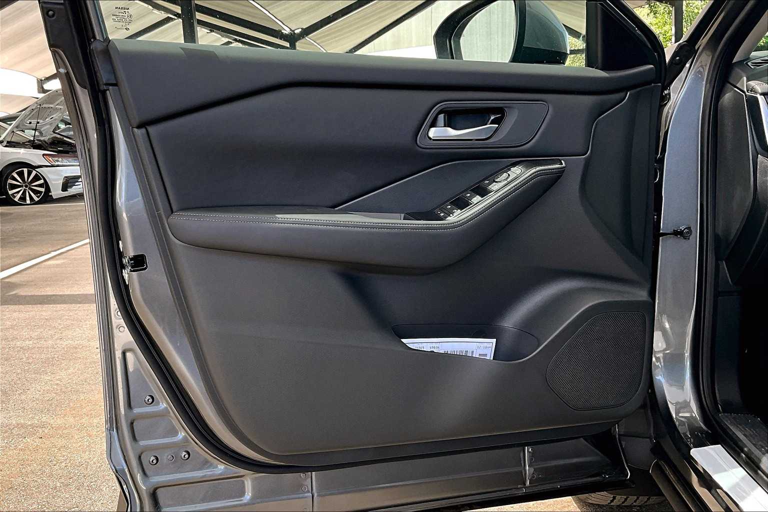 2025 Nissan Rogue SV photo 13
