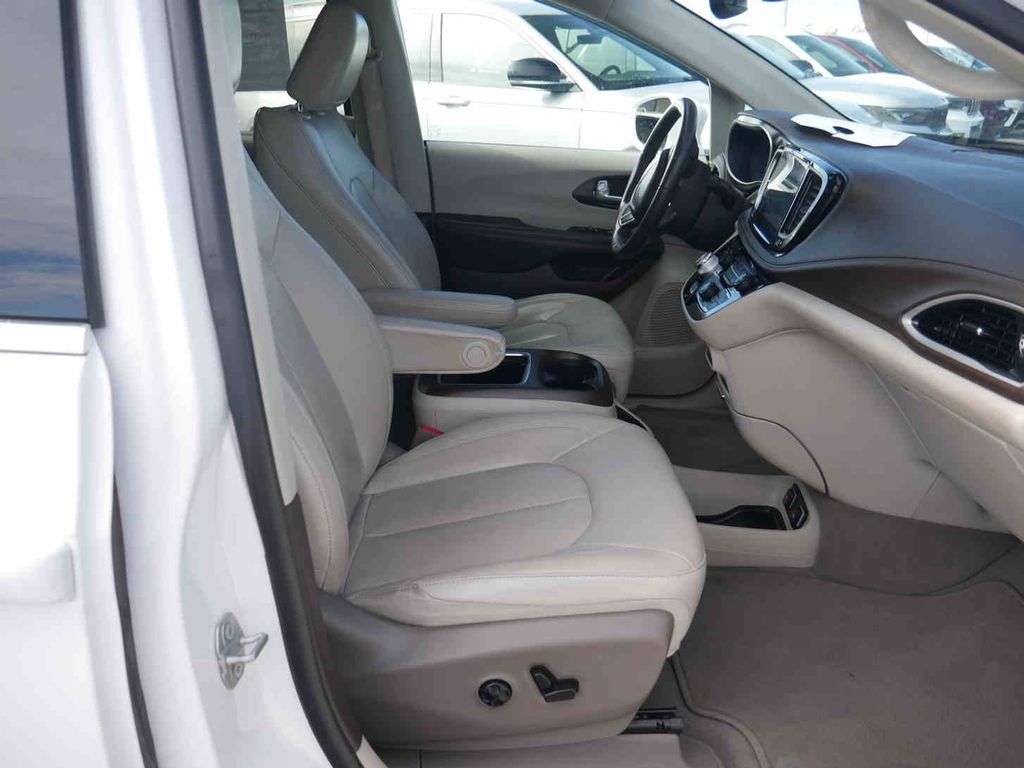 2021 Chrysler Pacifica Touring L photo 21