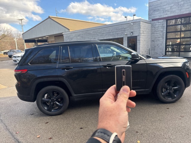 2023 Jeep Grand Cherokee Altitude photo 2