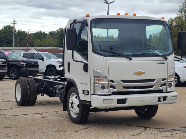 2025 Chevrolet Silverado 4500HD photo 2