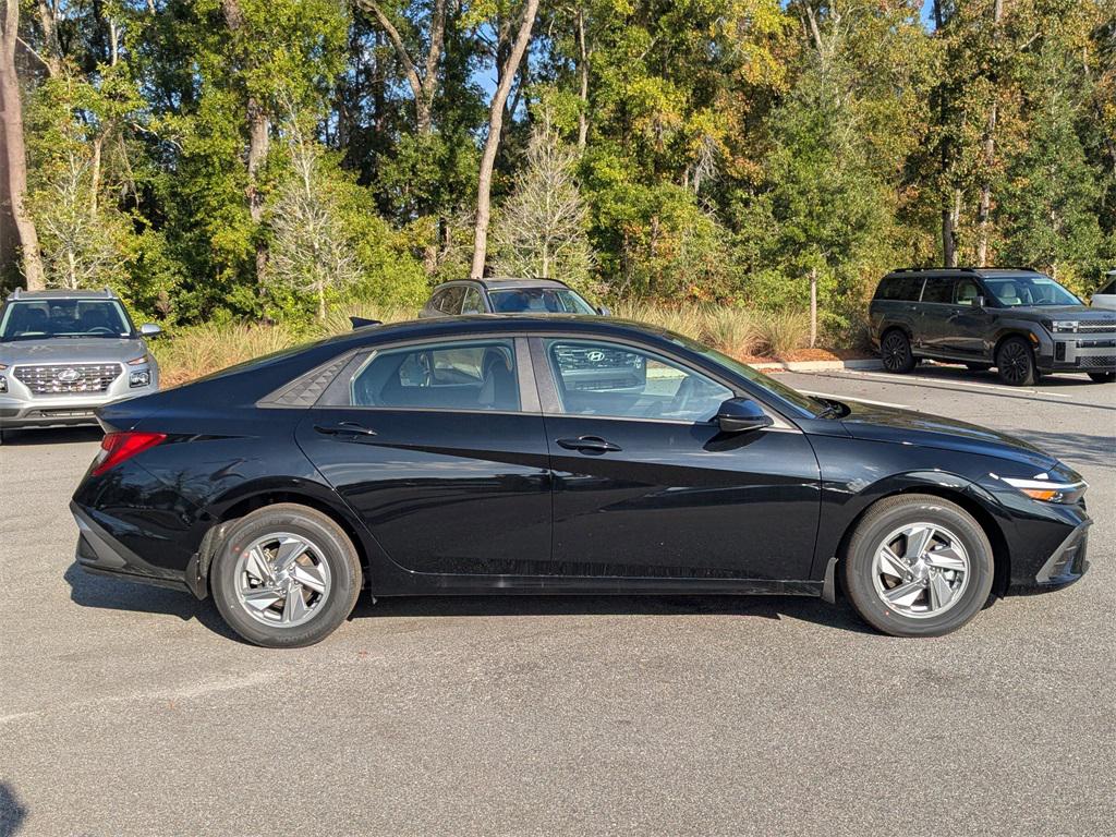 2026 Hyundai Elantra SE photo 3