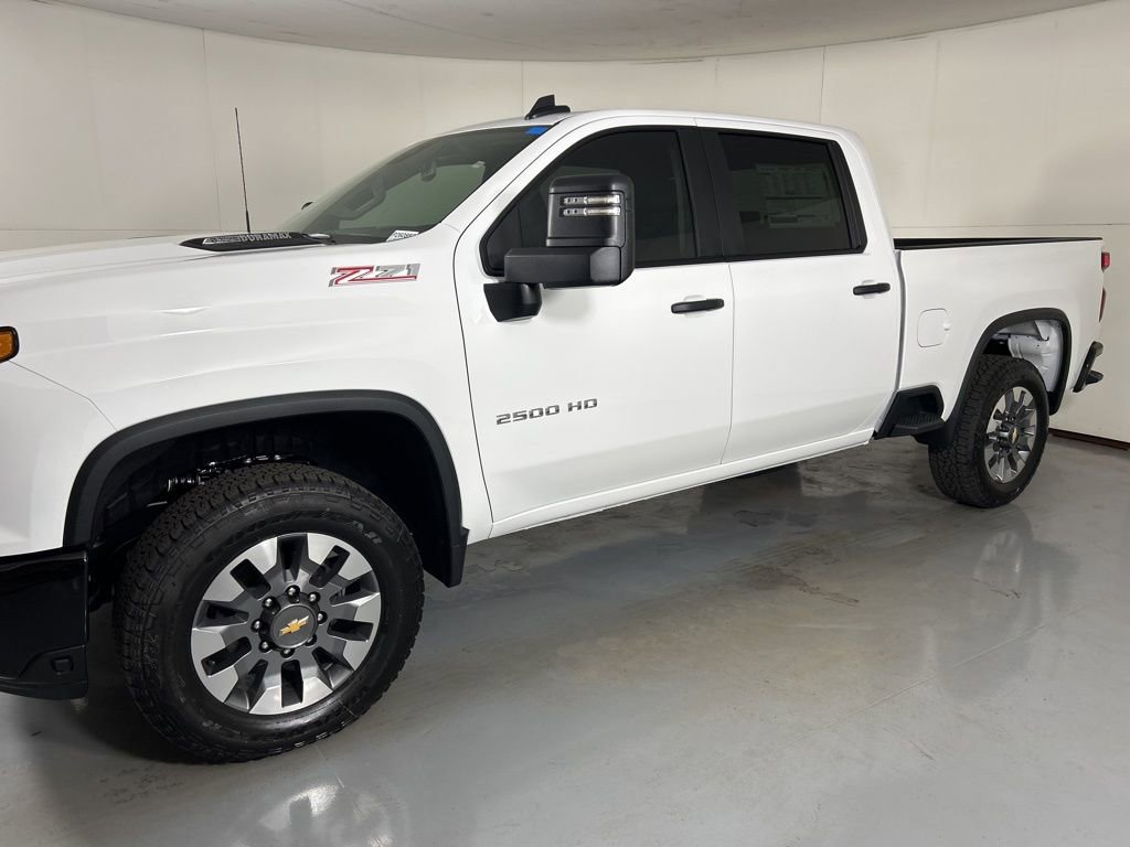 2026 Chevrolet Silverado 2500HD Custom photo 2