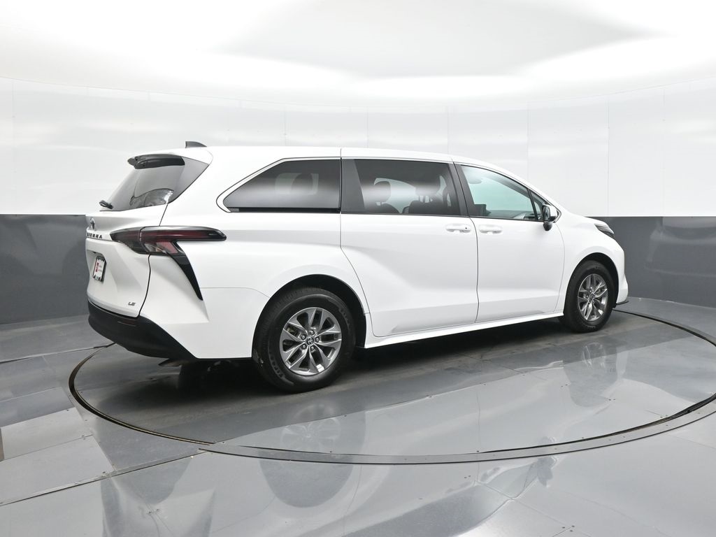 2025 Toyota Sienna LE photo 7