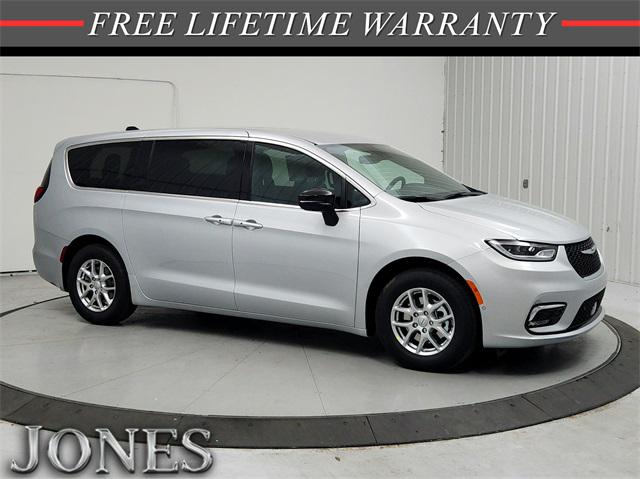 2026 Chrysler Pacifica Select's photo