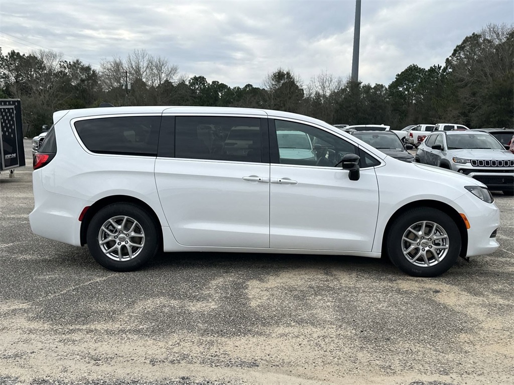 2025 Chrysler Voyager LX photo 4
