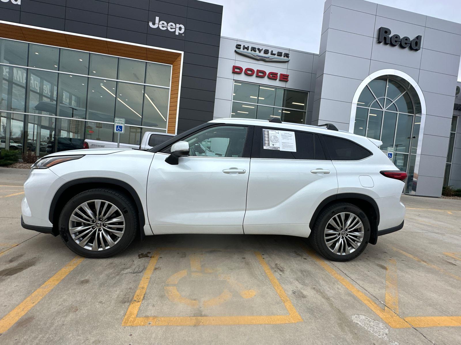 Used 2022 Toyota Highlander Platinum with VIN 5TDFZRBH4NS195564 for sale in Kansas City