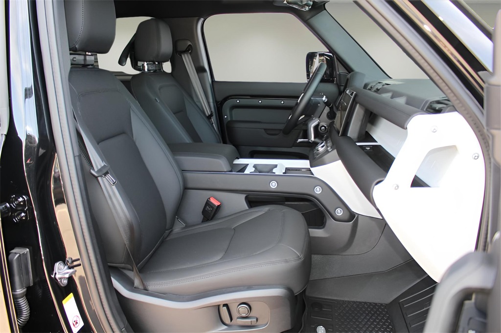 2025 Land Rover Defender 110 S photo 18