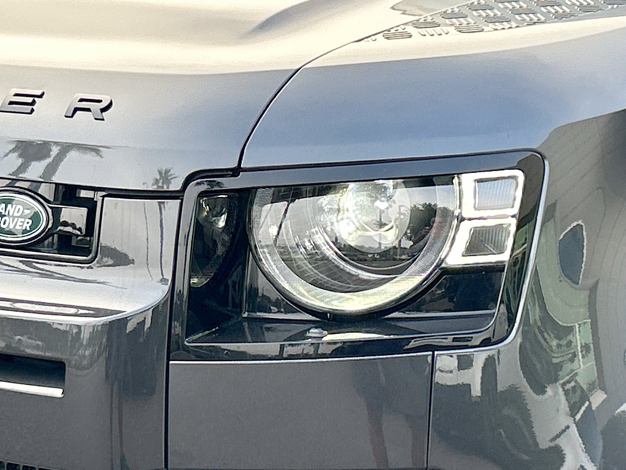 2025 Land Rover Defender 110 S photo 4