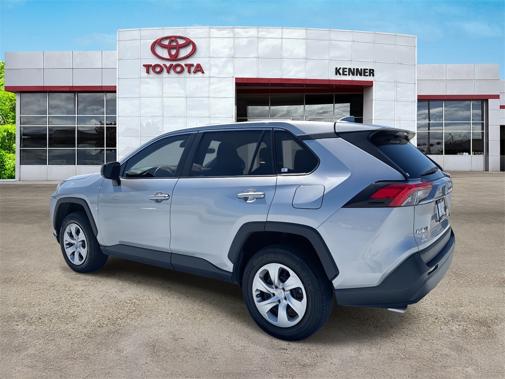 2023 Toyota RAV4 LE photo 3