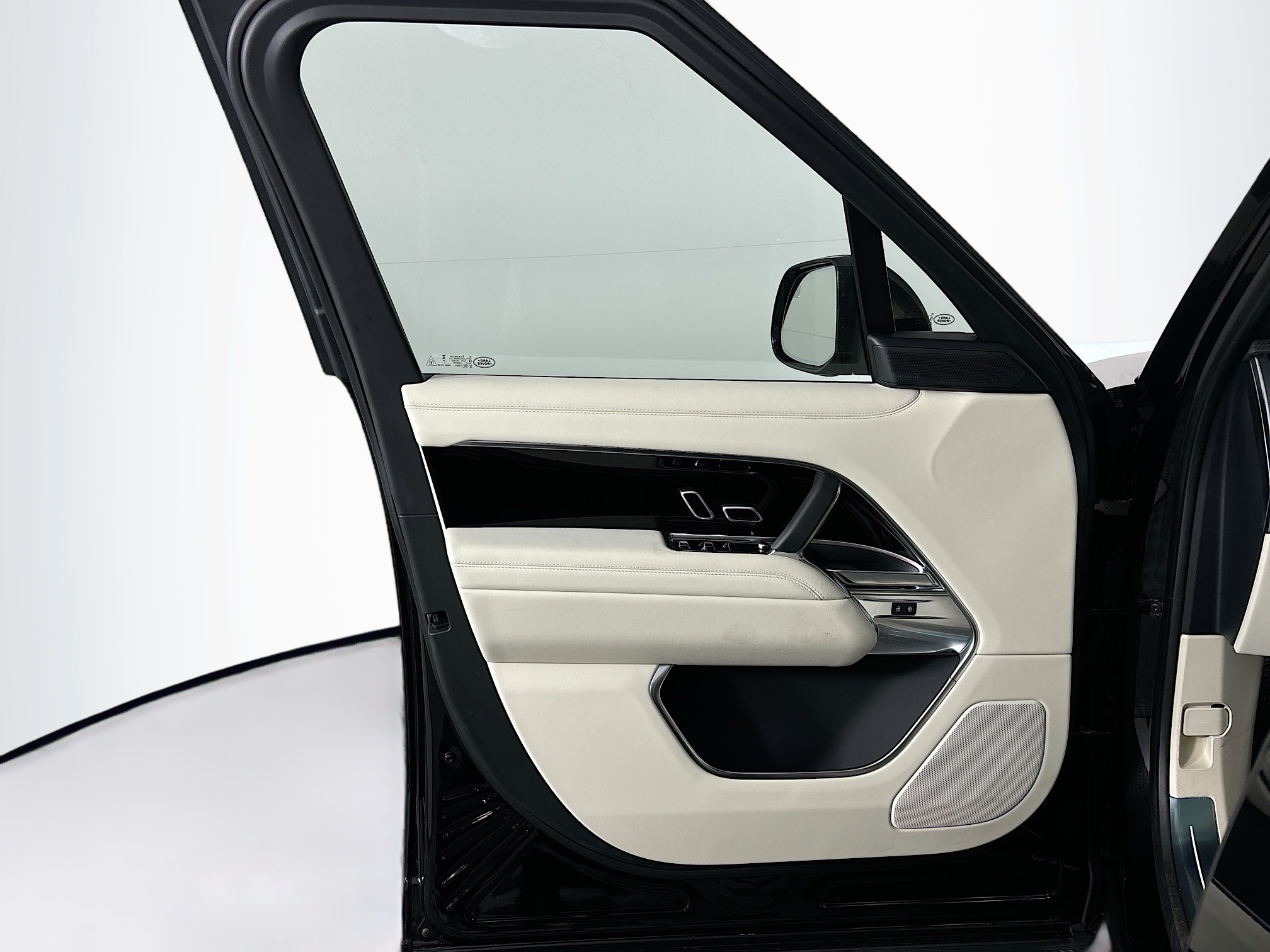 2025 Land Rover Range Rover SE photo 11