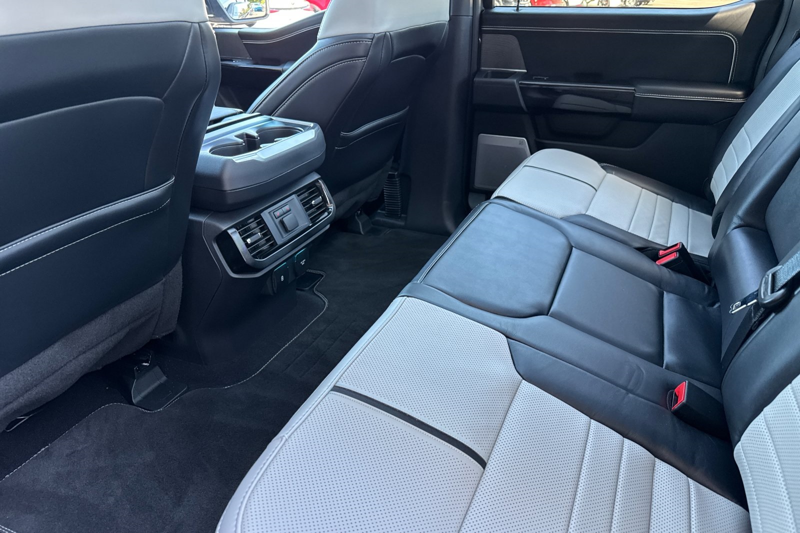 2024 Ford F-150 Lightning Platinum photo 12