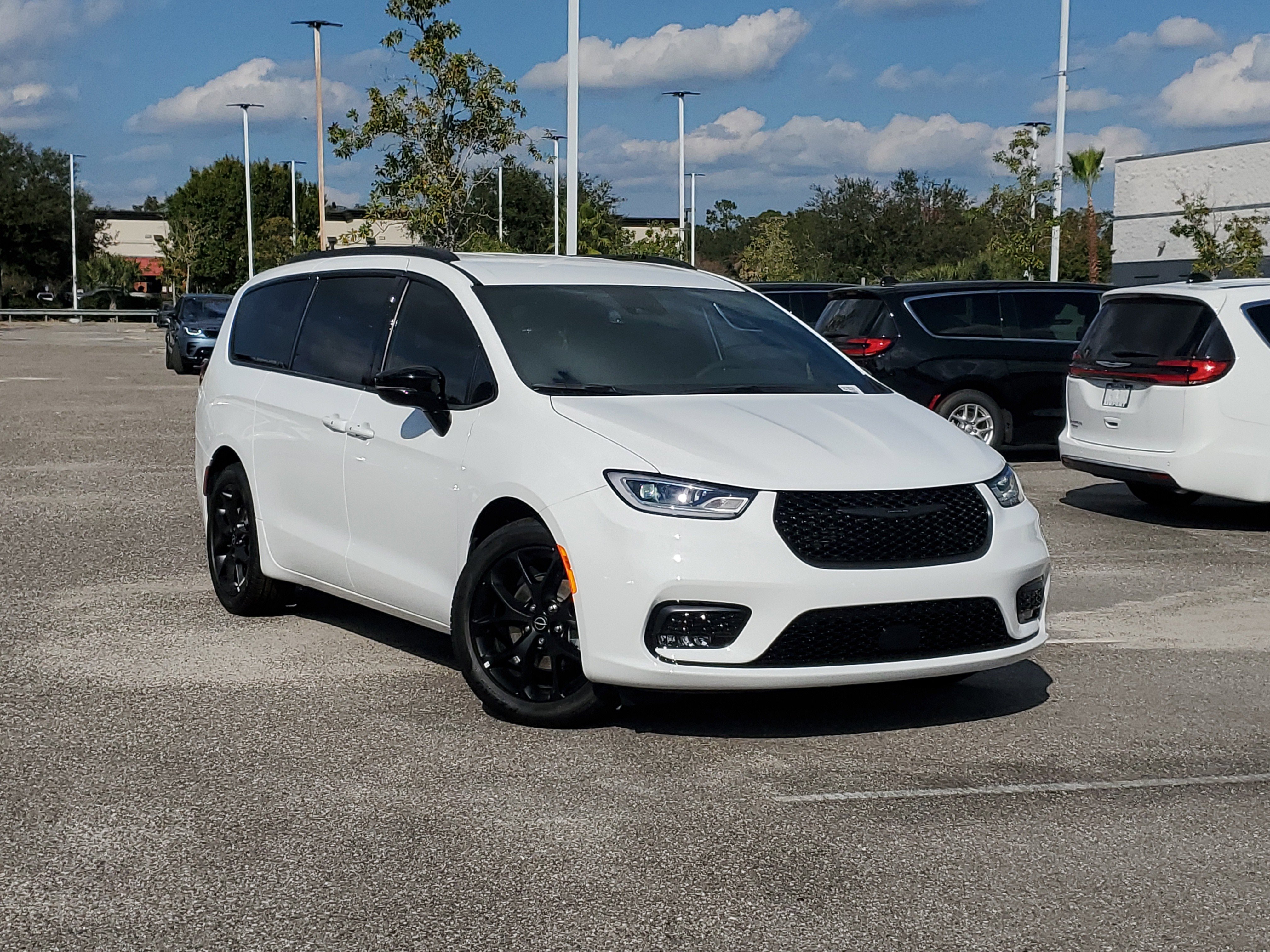 2026 Chrysler Pacifica Select's photo