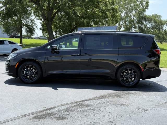2025 Chrysler Pacifica photo 4