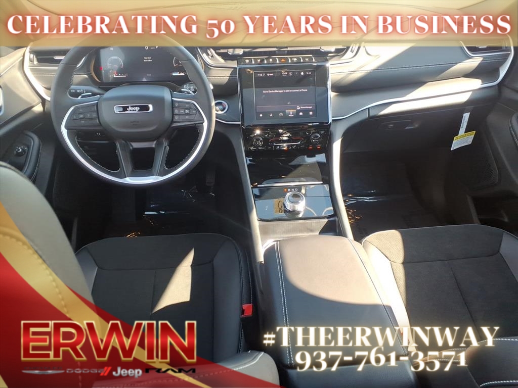 2025 Jeep Grand Cherokee Laredo Altitude photo 3