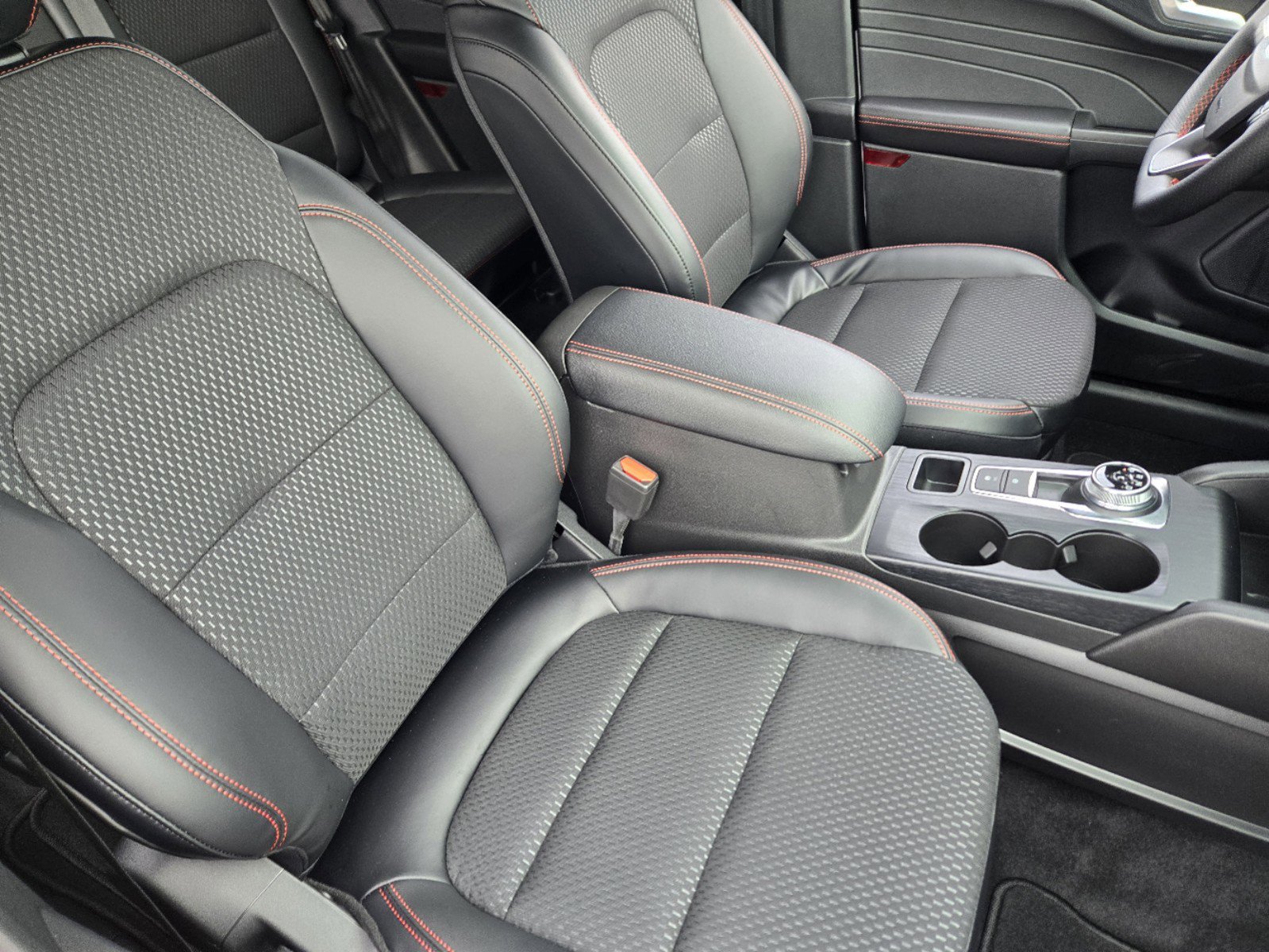 New 2025 Star White Metallic Tri-Coat Ford ST-Line image 9