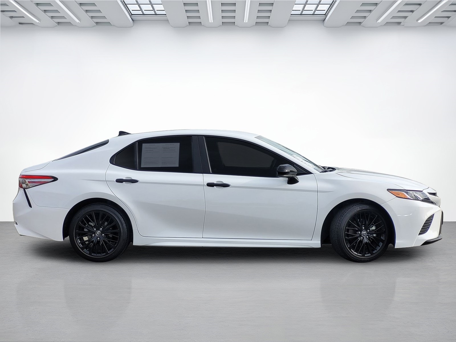 2019 Toyota Camry SE photo 3