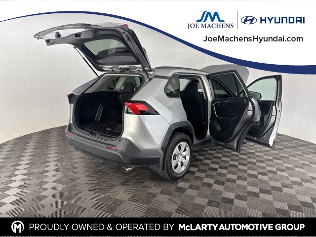 2021 Toyota RAV4 LE photo 12