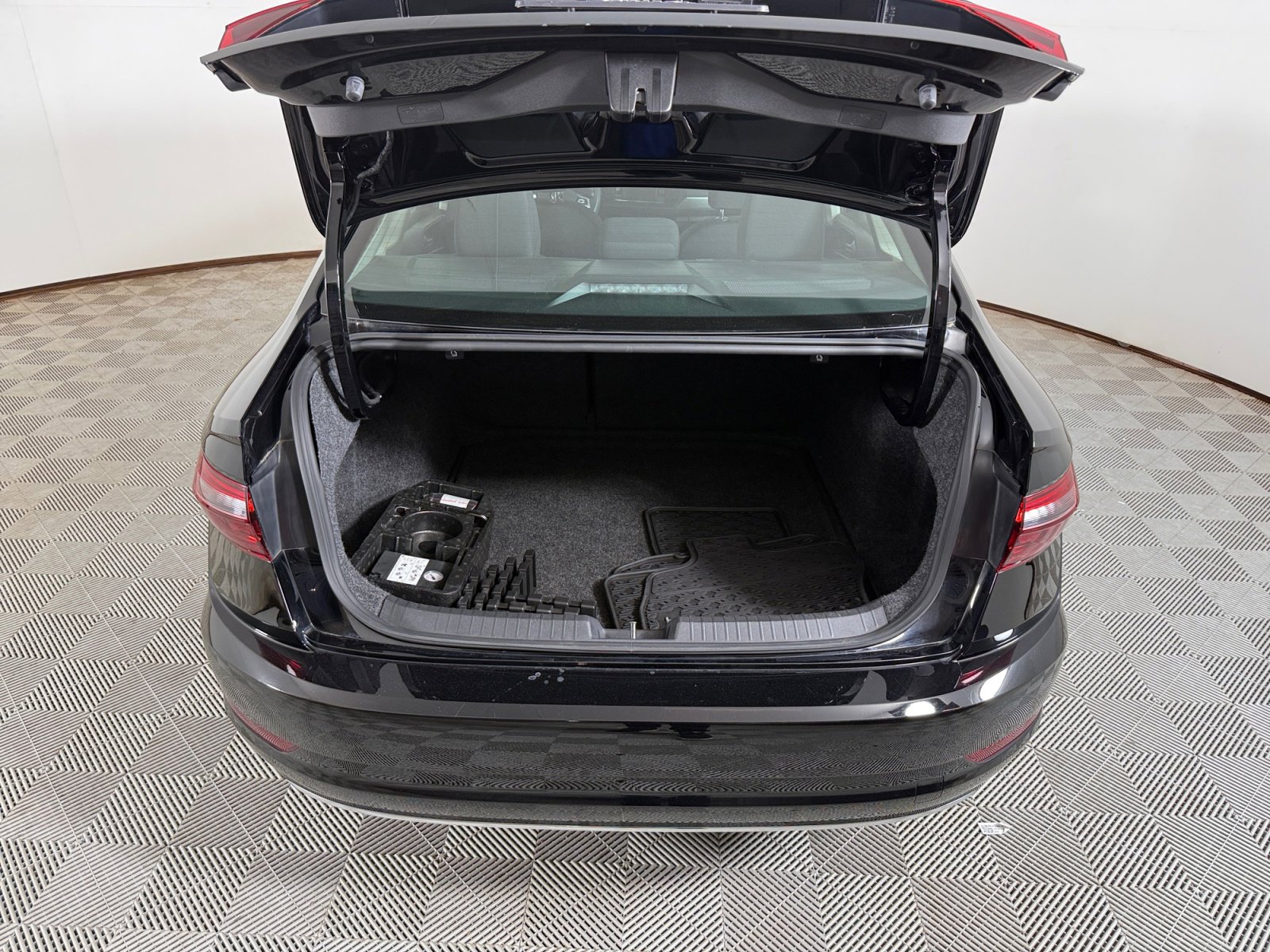 2021 Volkswagen Jetta SE R-Line photo 2
