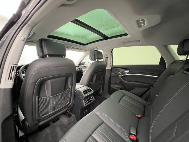 2022 Audi e-tron Premium photo 34