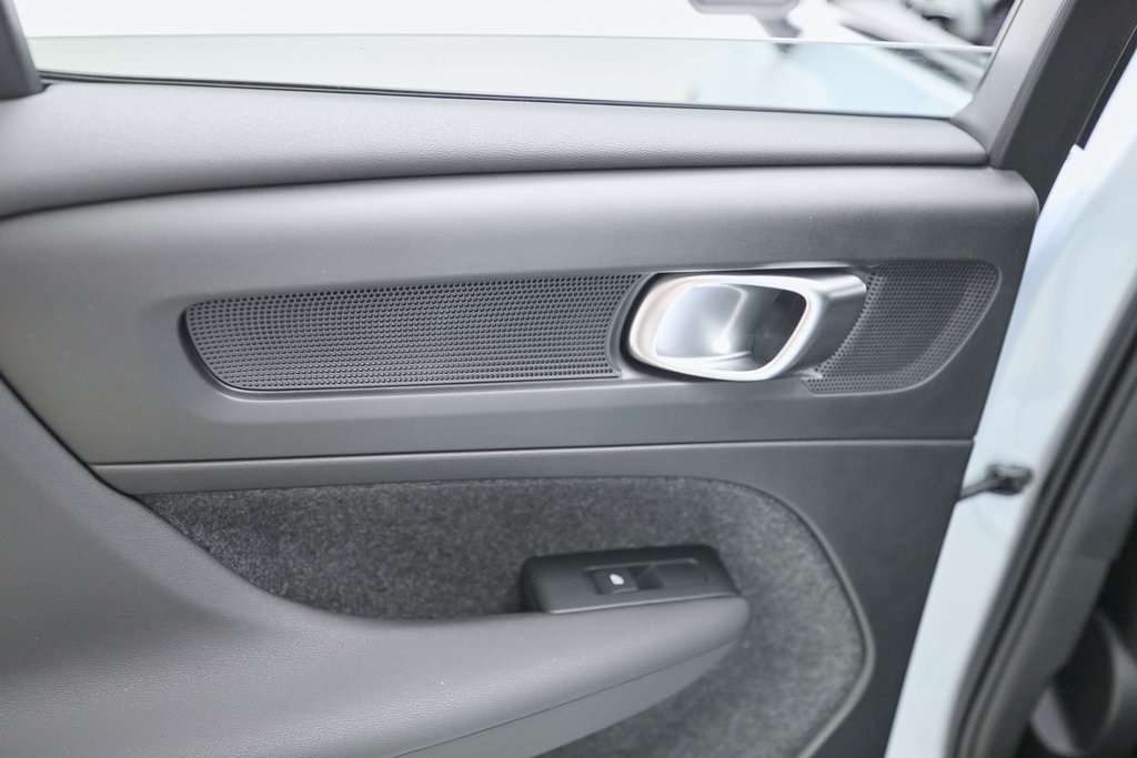 2026 VOLVO XC40 - Image 15