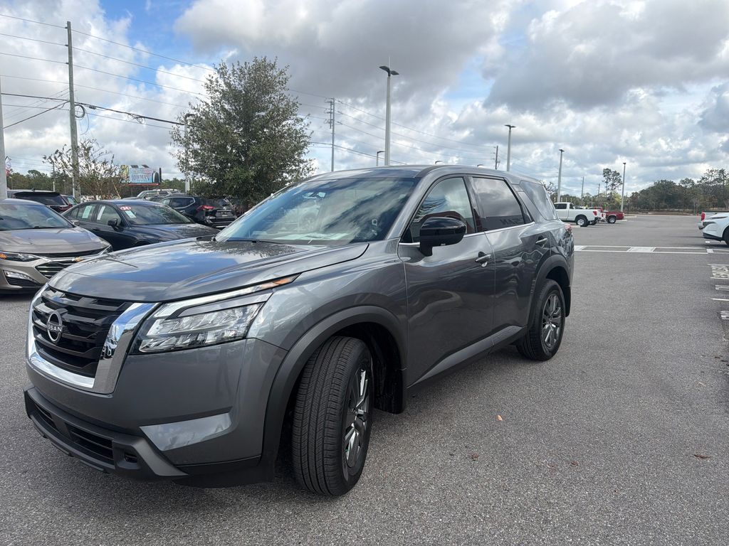 2025 Nissan Pathfinder S photo 3