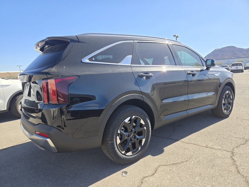 2025 Kia Sorento S photo 3