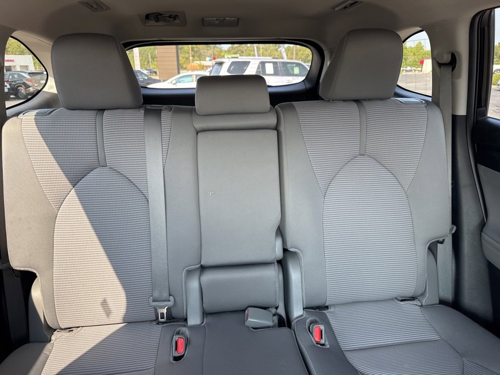 2024 Toyota Highlander LE photo 9