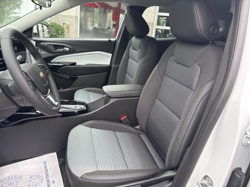 2025 Chevrolet Trax LT photo 16