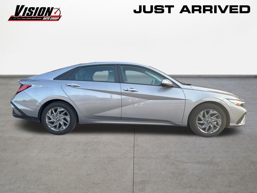 2024 Hyundai Elantra SEL photo 4