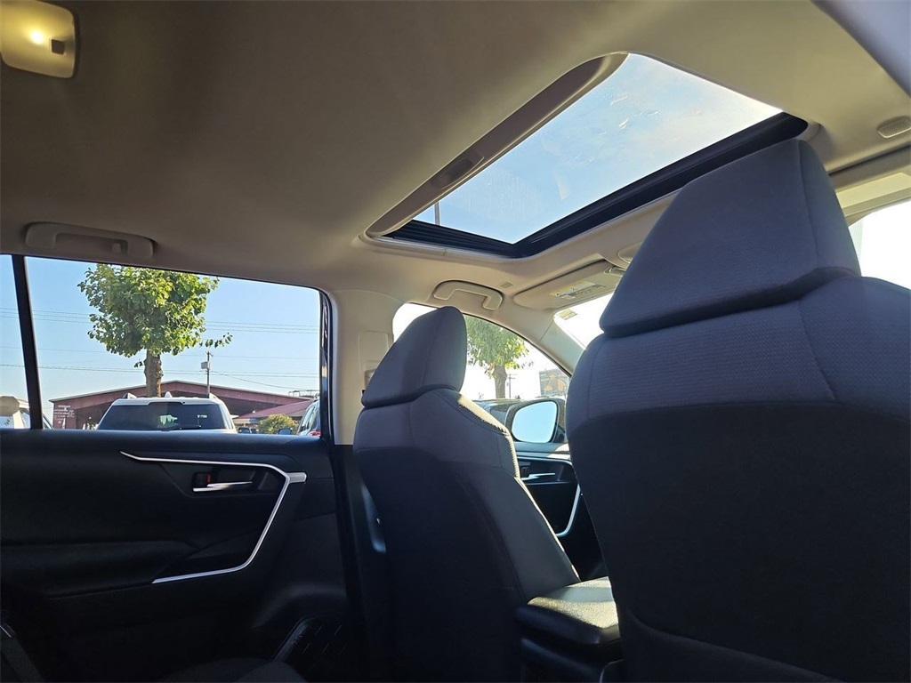 2023 Toyota RAV4 Hybrid XLE photo 31
