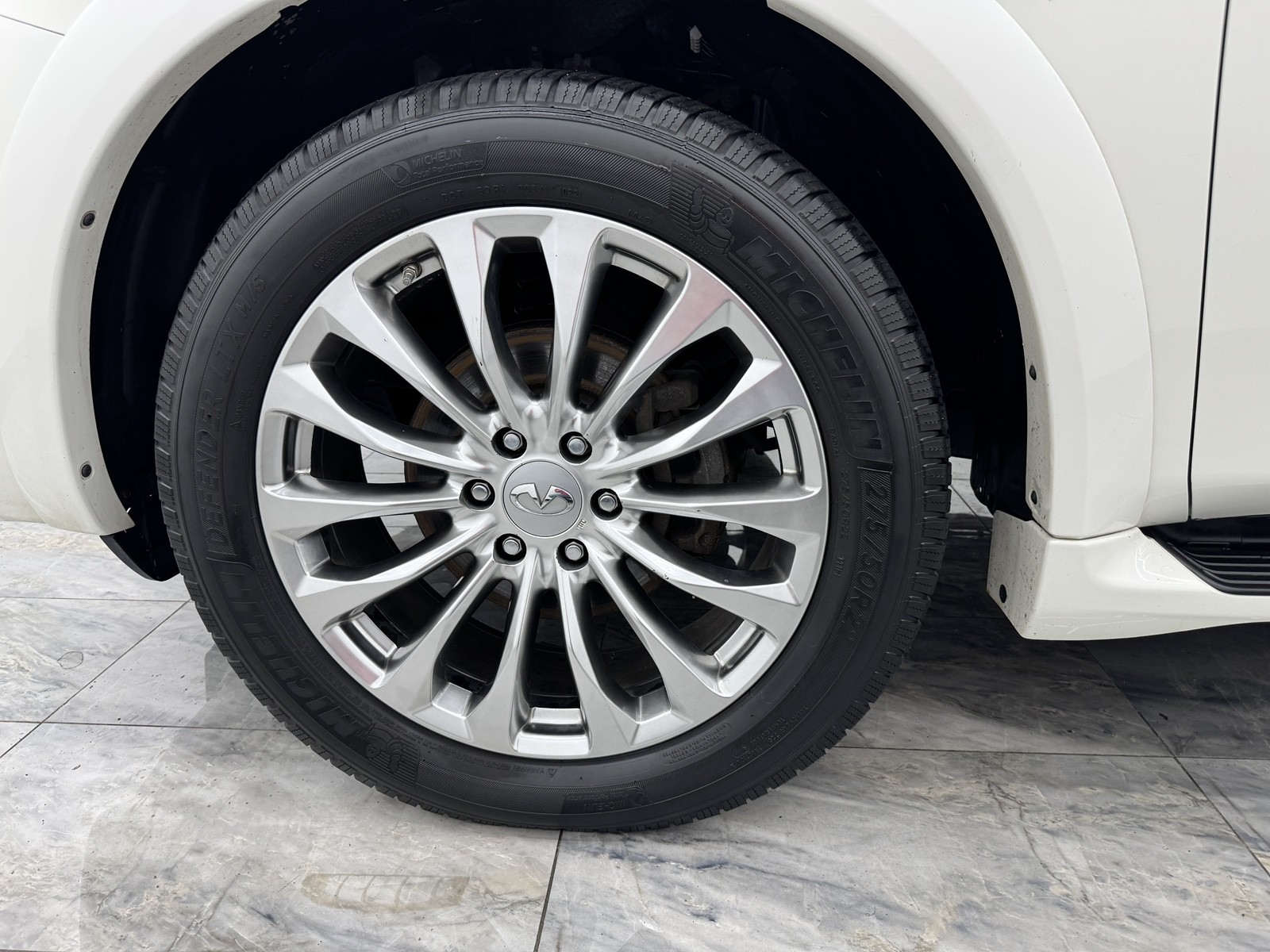 2017 Infiniti QX80 Limited photo 11